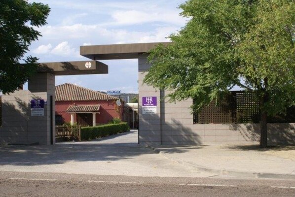 Property entrance - La Hacienda Del Casar (Talavera de la Reina)