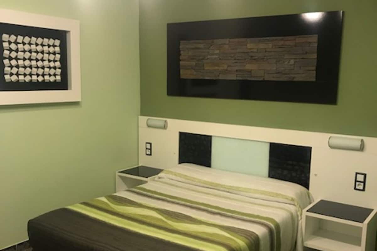 Habitación doble superior | Escritorio, camas supletorias, wifi gratis y ropa de cama