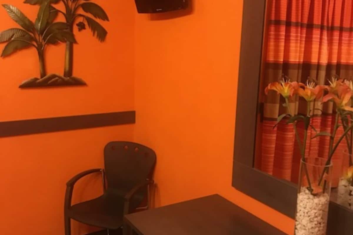 Escritorio, camas supletorias, wifi gratis y ropa de cama