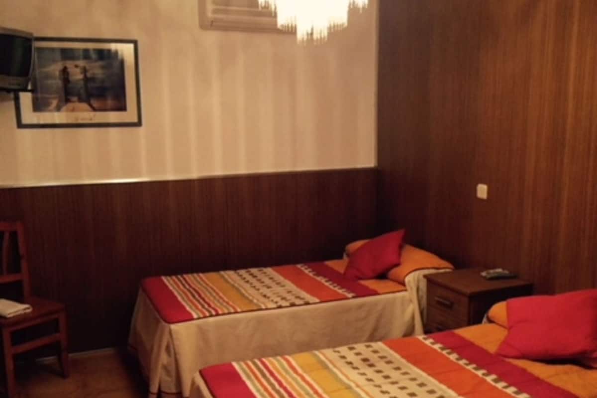 Habitación doble | Escritorio, camas supletorias, wifi gratis y ropa de cama