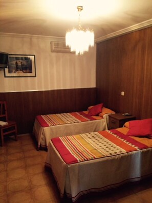 Double Room | Desk, rollaway beds, free WiFi, bed sheets - La Hacienda Del Casar (Talavera de la Reina)