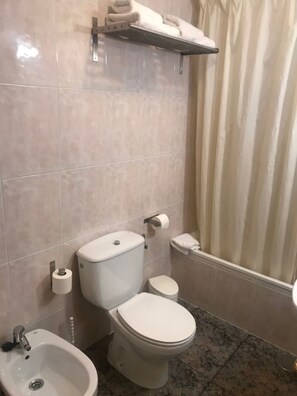 Shower, towels - La Hacienda Del Casar (Talavera de la Reina)