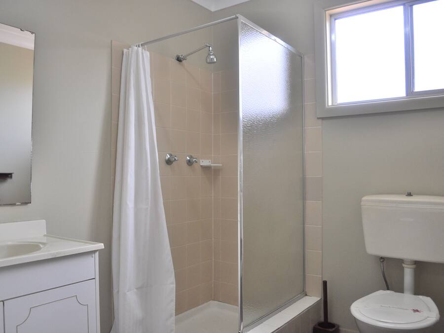 Large Cabin | Bathroom
