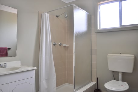 Cabane Familiale, 1 chambre | Salle de bain | Douche, serviettes fournies. Wagon Wheel Motel