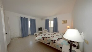 7 habitaciones, cortinas blackout y tabla de planchar con plancha 