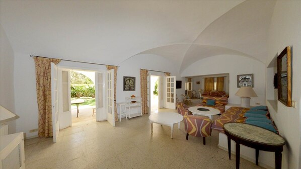 Villa, varias habitaciones | Zona de estar | Televisión de pantalla plana de 32 pulgadas con canales por satélite