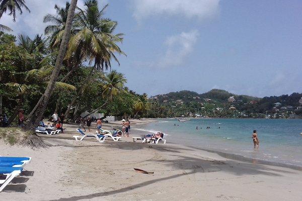 Ligstoelen aan het strand, strandlakens
