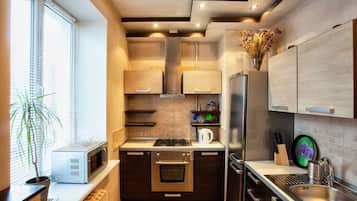 Refrigerador con freezer, microondas, horno, placa de cocina