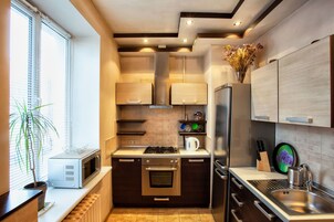 Refrigerador con freezer, microondas, horno, placa de cocina