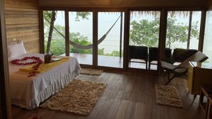 A room with a bed, a hammock, and a view of the outdoors. - Alta Vista Amazon Lodge (Manacapuru)