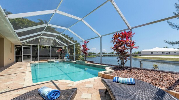 Una piscina techada con sillas de descanso y vistas al lago.