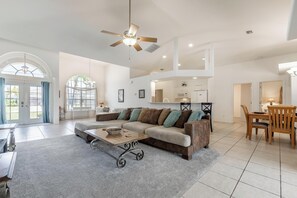 TV, DVD-spiller, bøker og stereoanlegg