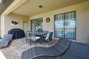 Outdoor dining - 5BR Windsor Pool Home | 3 Master Suites | Game Room | Dog Friendly (Kissimmee)