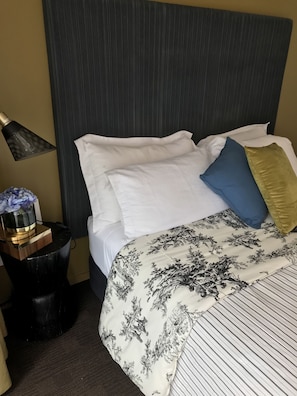 Ropa de cama de alta calidad y caja de seguridad en la habitación