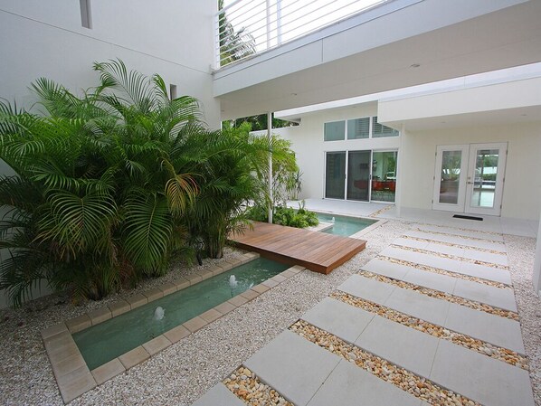 A heated pool - Lido Key Luxury Pool Home–Perfect for Families Lido Shores Sanctuary by RVA (Sarasota)