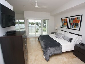 4 bedrooms, iron/ironing board, free WiFi, bed sheets - Lido Key Luxury Pool Home–Perfect for Families Lido Shores Sanctuary by RVA (Sarasota)