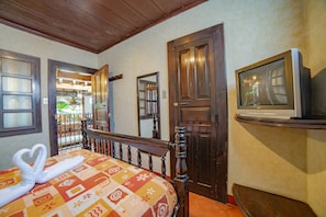 Shower, free toiletries, towels