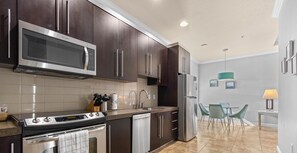 Kühlschrank, Mikrowelle, Ofen, Herdplatte