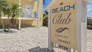 «The Beach Club» -kyltti, jossa on merkki, joka osoittaa, että paikkoja on vapaana.
