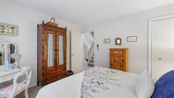 4 bedrooms, desk, free WiFi, bed sheets