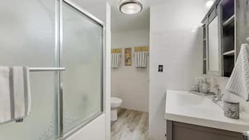 Combined shower/tub, jetted tub, hair dryer, towels