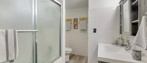 Combined shower/tub, jetted tub, hair dryer, towels