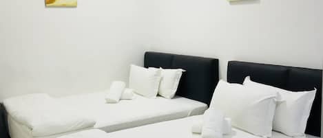 Habitación familiar | Escritorio, tabla de planchar con plancha, wifi gratis y ropa de cama