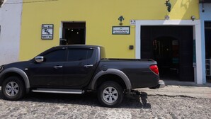Un camionnette noire était garée devant un bâtiment jaune, sur lequel on pouvait lire l’inscription « Palacio Chico ».