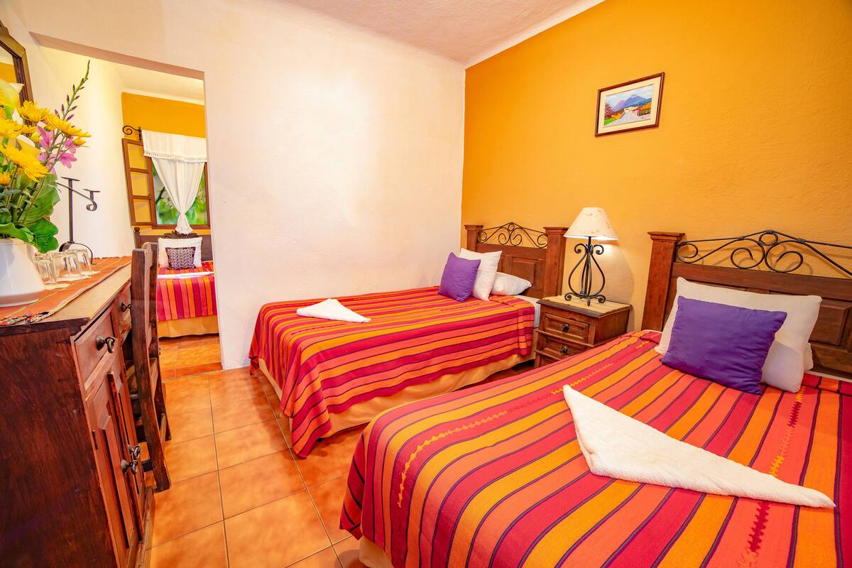 Habitación triple clásica, 3 camas individuales, no fumadores | Sábanas de algodón egipcio, ropa de cama de alta calidad, caja fuerte