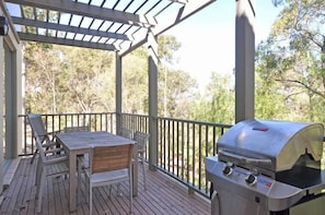 Outdoor dining - Villa 2br Petit Verdot Villa located within Cypress Lakes Resort (Pokolbin)