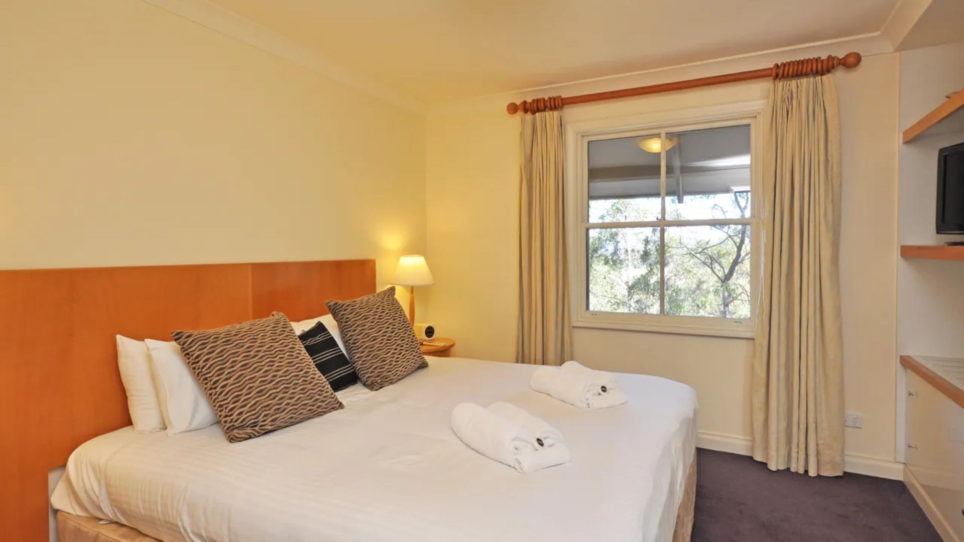 2 bedrooms, iron/ironing board, WiFi