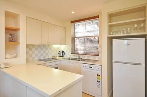 Coffee/tea maker, fridge, microwave, oven - Petit Verdot 2BR Villa within Cypress Lakes Resort (Pokolbin)