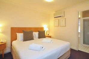 2 bedrooms, iron/ironing board, WiFi, bed sheets - Villa 2br Petit Verdot Villa located within Cypress Lakes Resort (Pokolbin)