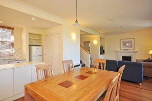 Dining - Villa 2br Petit Verdot Villa located within Cypress Lakes Resort (Pokolbin)