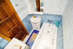 Dusche, kostenlose Toilettenartikel, Haartrockner, Handtücher