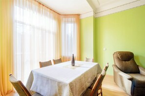 Quarto econômico, 1 quarto | Opções para refeição no quarto
