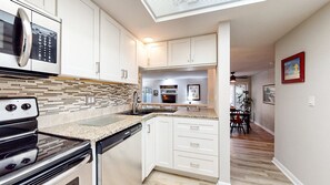 Frigorifero, microonde, forno, piano cottura