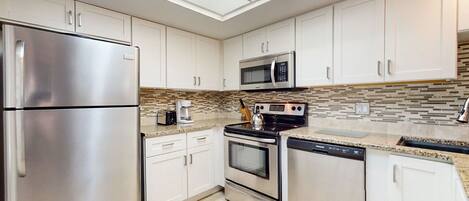 Jääkaappi, mikroaaltouuni, uuni, liesi