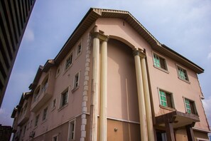 Vista frontal de la propiedad