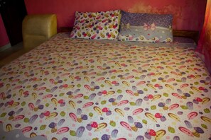 Habitación estándar, 1 cama matrimonial | Escritorio, wifi y acceso para silla de ruedas