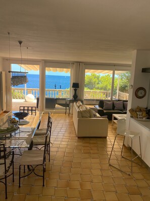 TV, DVD-spiller, bøker og stereoanlegg