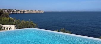 Superb villa on the waterfront, idyllic setting!