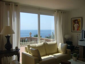 TV, DVD-spiller, bøker og stereoanlegg