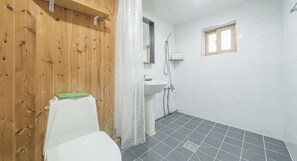 Maison Familiale | Salle de bain | Douche, articles de toilette gratuits, sèche-cheveux, chaussons