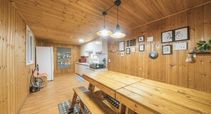 家庭独立别墅 | 私人厨房 | 大冰箱、微波炉、电饭煲、厨具/餐具