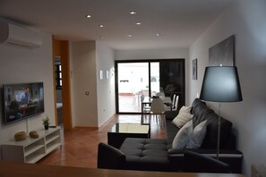 Televisor, futbolí i taula de tennis de taula 