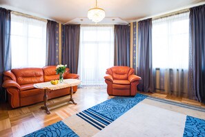 Eenvoudig appartement, 2 slaapkamers | Woonruimte | Flatscreentelevisie