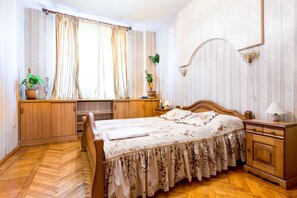 Basic-Apartment, 2 Schlafzimmer | 1 Schlafzimmer, schallisolierte Zimmer, Bügeleisen/Bügelbrett