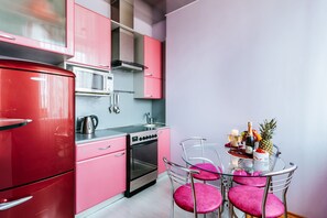 Eenvoudig appartement, 1 slaapkamer | Privékeuken | Een koelkast met diepvriezer, een microgolfoven, een oven, een kookplaat