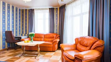 Departamento básico, 2 habitaciones | Área de sala de estar | Televisión de pantalla plana